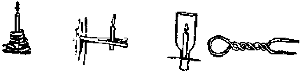 Varios candeleros improvisados: con barro, con un palo hendido, con una botella y con alambre en espiral