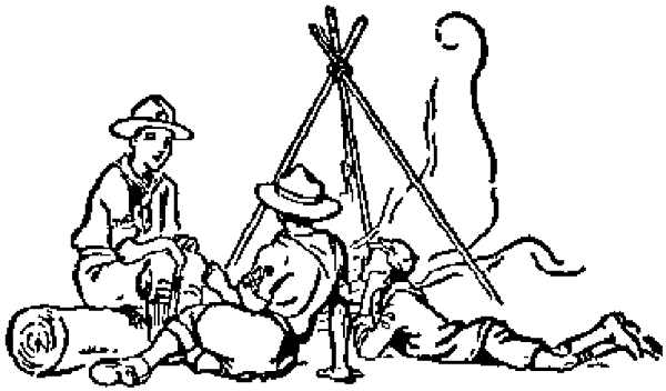 Tres scouts de distintas edades descansan junto a un trípode de palos en el campamento