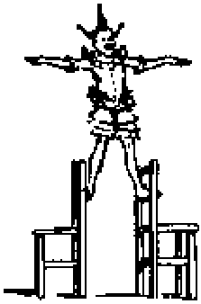 Un muchacho se mantiene en equilibrio de pie sobre los respaldos de dos sillas
