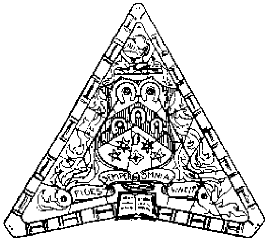 Una vidriera triangular con un escudo, adornos y una cinta con un lema latino