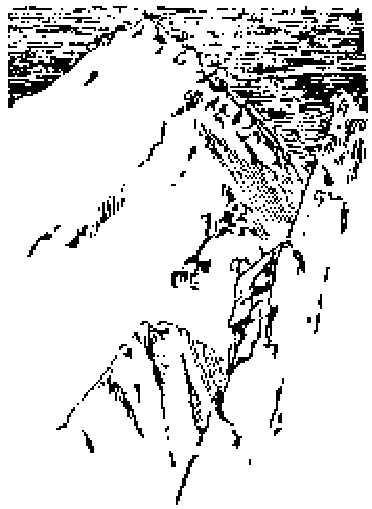 Una cordillera nevada con una arista que sube hacia la cumbre